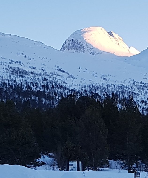 Sota Sæter towards glacier.jpg